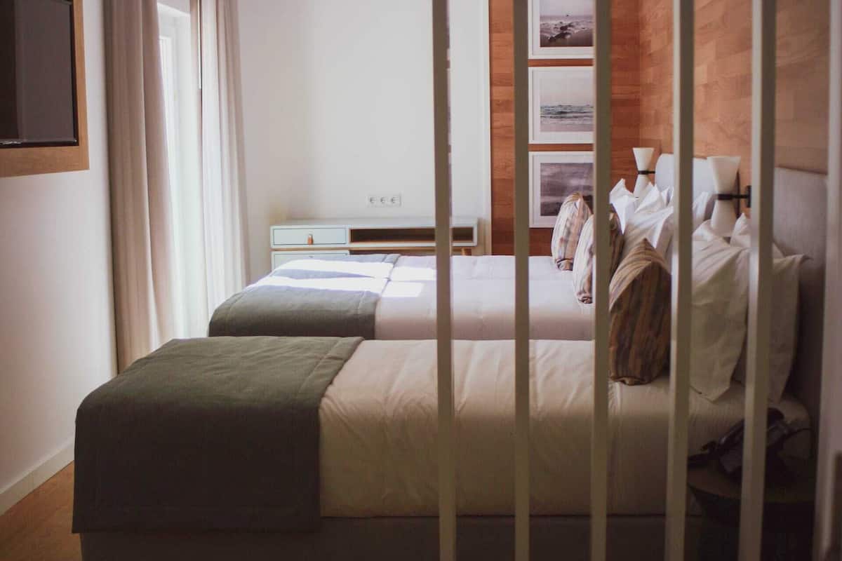 Minibar, caja fuerte, escritorio y cortinas opacas