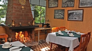 Free daily continental breakfast  - El Pedron Hotel (Baños de Agua Santa)