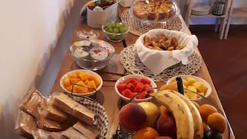 Café da manhã com buffet grátis todos os dias