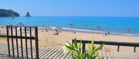 Sulla spiaggia, lettini da mare