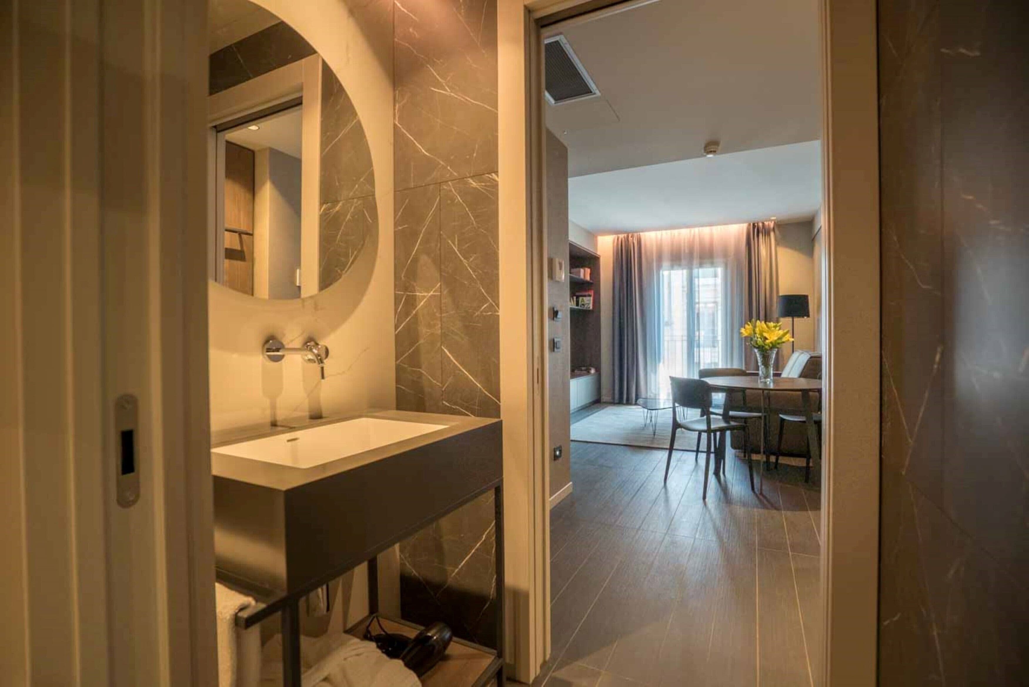 Departamento Deluxe, 2 habitaciones, 2 baños | Sala de estar | Televisión de pantalla plana 