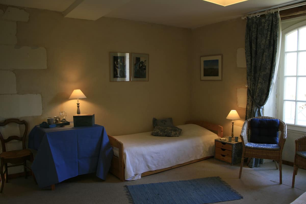 Suite Classique, salle de bains privée, vue jardin (FOULQUE NERRA)