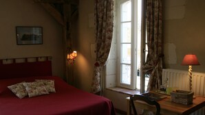 Chambre Double Classique, salle de bains privée, vue jardin (BEAUVILLIERS)