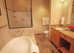 Haartrockner, Handtücher, Seife, Toilettenpapier