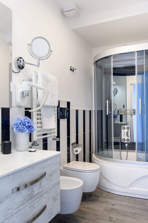 Quarto casal luxo | Banheiro | Produtos de toalete grátis, secador de cabelo, bidê, toalhas de banho
