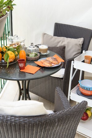 Daily local cuisine breakfast for a fee - Les Suites des Tout le Monde (Sorrento)