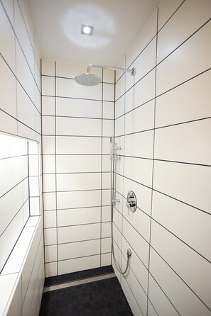 Dusche, Haartrockner, Handtücher, Toilettenpapier