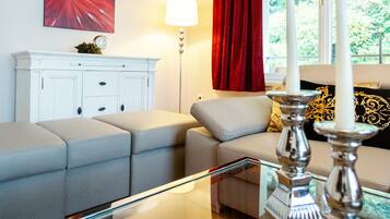 Flachbildfernseher, Bücher, Stereoanlage