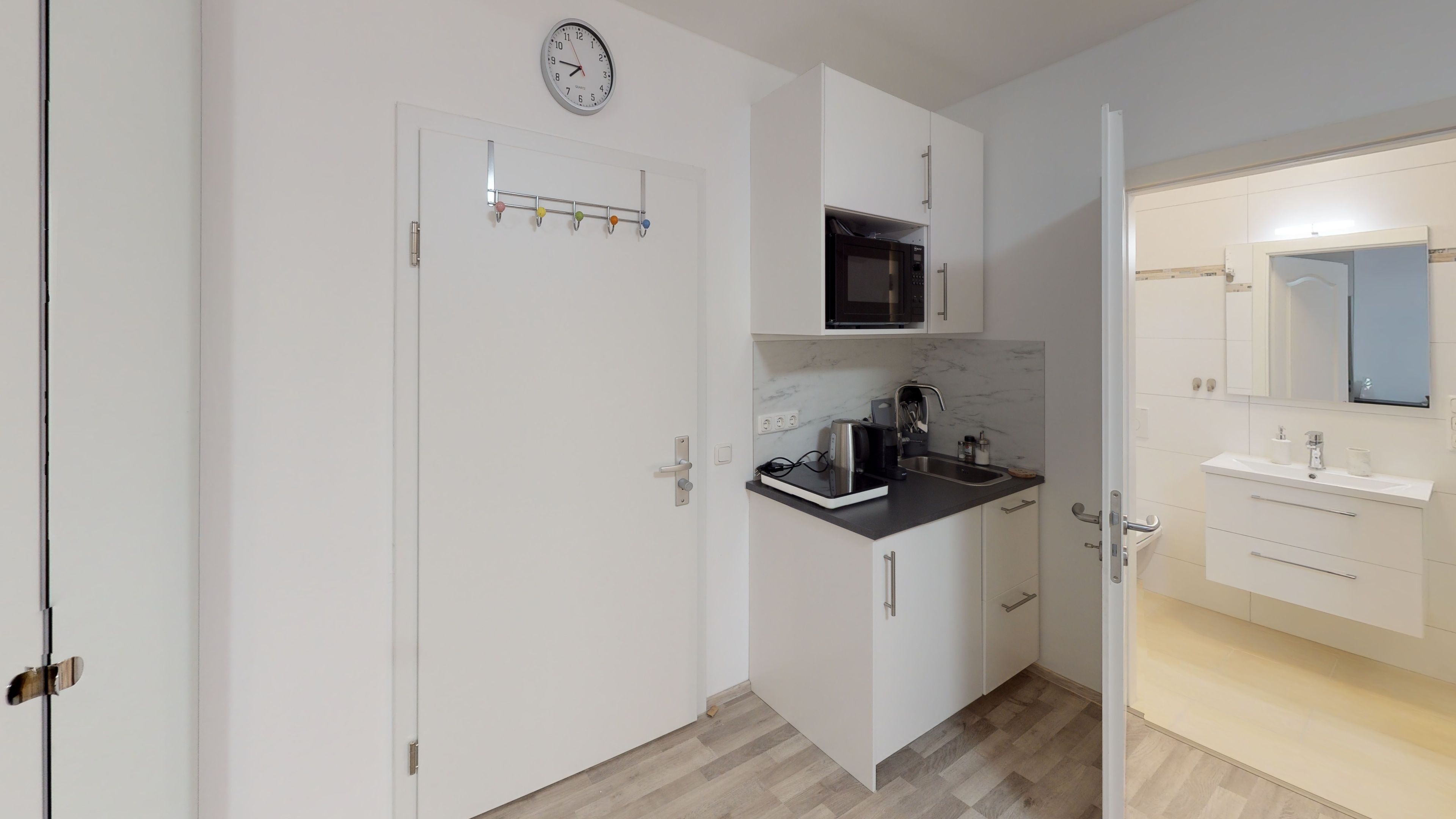 Basic Studio | Private kitchenette | Fridge, stovetop, coffee/tea maker, electric kettle