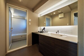 Junior Suite | Bathroom | Hair dryer, towels, shampoo, toilet paper - Residence Hotel Hakata 20 (Fukuoka)