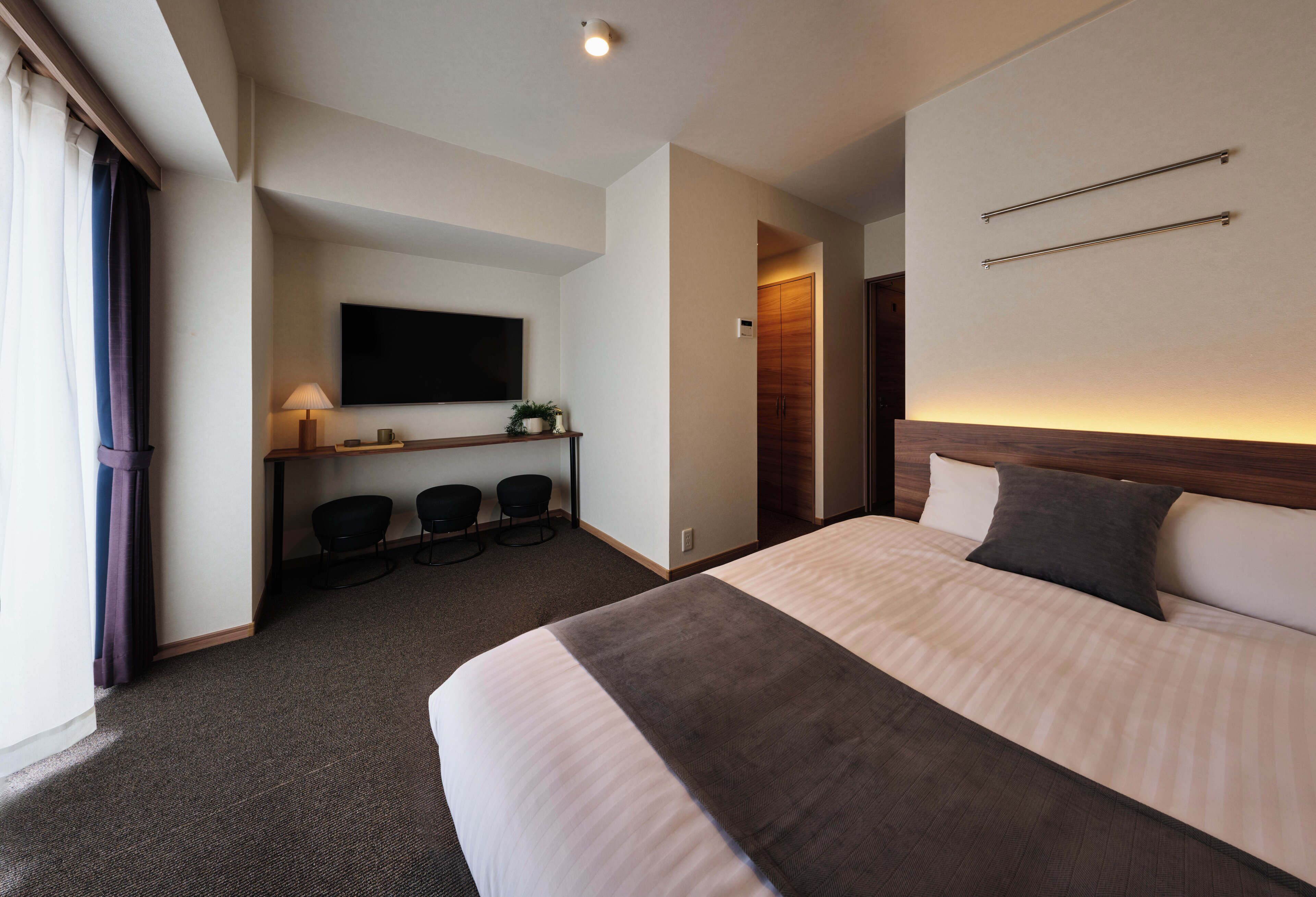 Habitación básica doble | Escritorio, tabla de planchar con plancha, wifi gratis y ropa de cama 