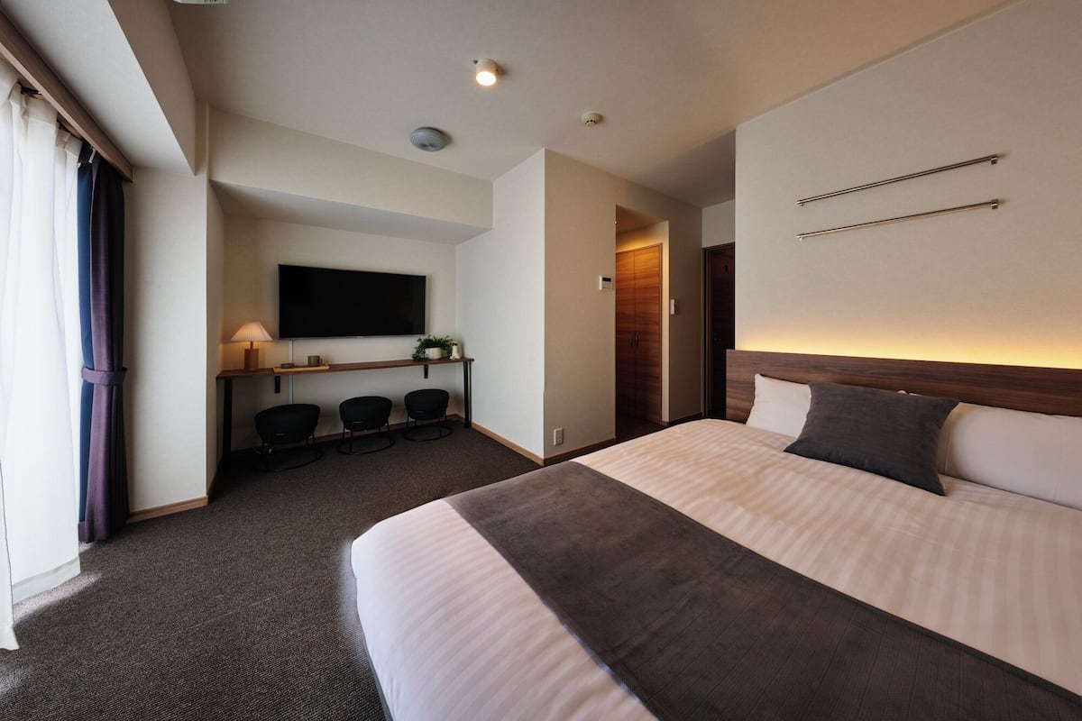 Chambre Double | Bureau, fer et planche à repasser, Wi-Fi gratuit, draps fournis