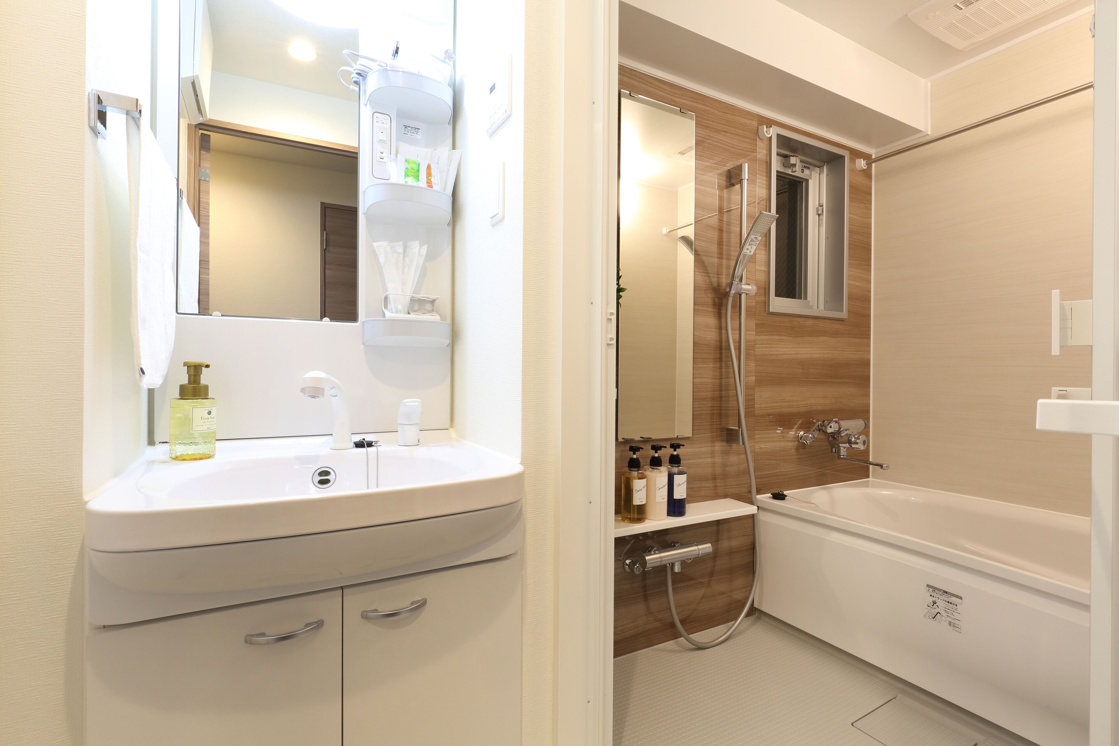 double room | bathroom | hair dryer, towels, shampoo, toilet paper