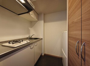 Habitación básica doble | Cocina privada | Microondas en la zona común y placa de cocina