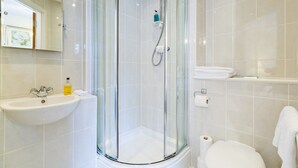 Apartment | Badezimmer | Badewanne und Dusche (separat), Designer-Toilettenartikel, Haartrockner