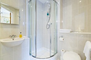 Apartment | Badezimmer | Badewanne und Dusche (separat), Designer-Toilettenartikel, Haartrockner