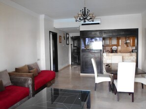 Apartamento panorámico | Zona de estar | Televisión de plasma de 42 pulgadas con canales por satélite