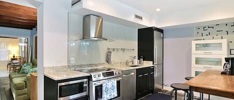 Frigorifero, microonde, forno, piano cottura