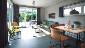 Funky River Cottage sleeps 6 (three bedrooms) | Living area | 32-inch flat-screen TV with cable channels, TV, toys - Topcamp Hallingdal - Ål (Al)