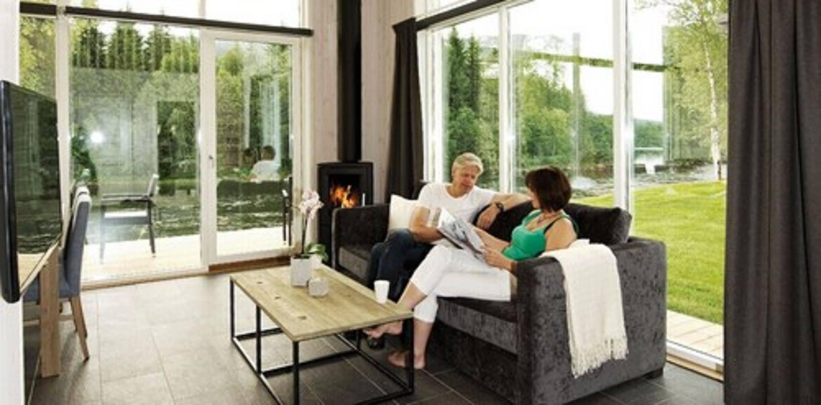 Una sala de estar moderna con chimenea, un sofá y una mesita de centro.