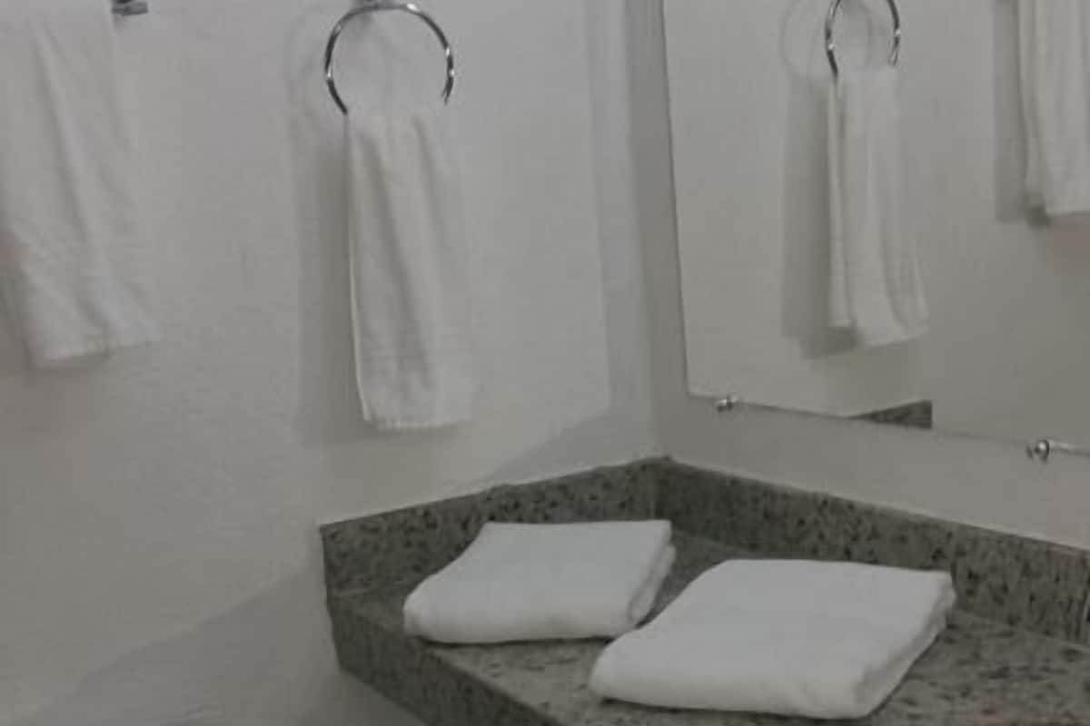 double room | bathroom | shower, towels