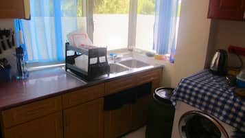 Apartemen | Dapur pribadi | Lemari es besar, oven, kompor, dan penanak nasi