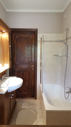 Habitación doble, vistas al jardín | Baño | Ducha, secador de pelo, bidé y toallas