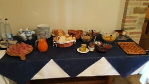Se ofrece un desayuno bufé todos los días (por un coste adicional)