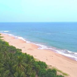 Na praia, areia branca, guarda-sóis, toalhas de praia