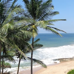 Na praia, areia branca, guarda-sóis, toalhas de praia