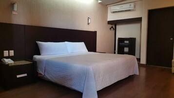 Escritorio, cortinas blackout y tabla de planchar con plancha