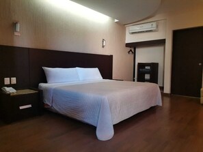 Bureau, rideaux occultants, fer et planche à repasser, Wi-Fi gratuit