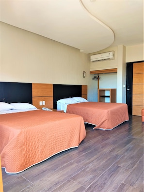 Comfort-Doppelzimmer | Schreibtisch, Verdunkelungsvorhänge, Bügeleisen/Bügelbrett