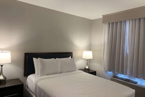 Quarto, 1 cama Queen, acessível, para não fumantes (Bathtub with Grab Bars) | Roupas de cama antialérgicas, escrivaninha