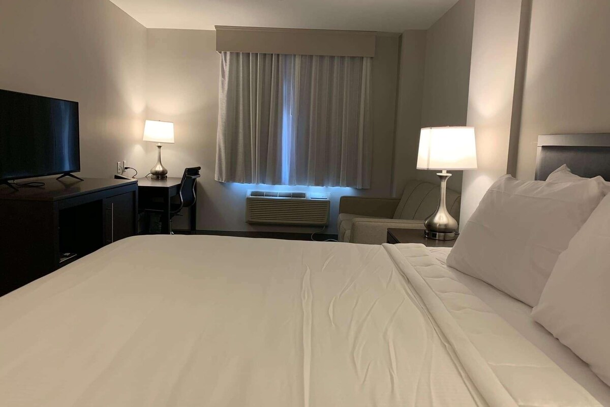 1 King Bed, Mobility/Hearing Accessible Room, Roll-In Shower, Non-Smoking