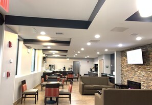 Breakfast area - Wingate by Wyndham JFK Airport/Far Rockaway (Far Rockaway)