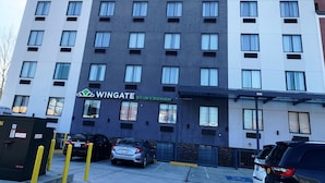 A multi-story building with a sign for 'Wingate by Wyndham' indicating it is a hotel. - Wingate by Wyndham JFK Airport/Far Rockaway (Far Rockaway)