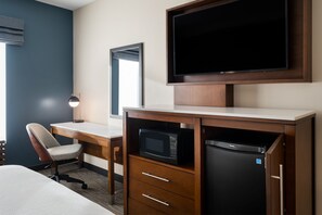 Cofres nos quartos, escrivaninha, espaço de trabalho para notebook