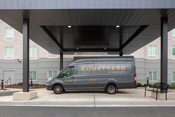 Hotel Exterior at Courtyard by Marriott Seattle SeaTac Airport 