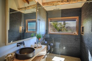 Jade Luxury Suite with Private Jacuzzi | Badezimmer | Kostenlose Toilettenartikel, Haartrockner, Bademäntel, Handtücher