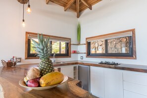 Citrine Studio Villa | Eigene Küche | Kühlschrank, Herdplatte, Espressomaschine