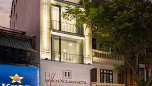 Ein Hotel mit moderner Fassade, einer sichtbaren Treppe und einem Schild mit der Aufschrift 'KORE' Hotel.