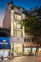 A hotel with a modern facade, a visible staircase, and a sign for 'KORE' hotel.