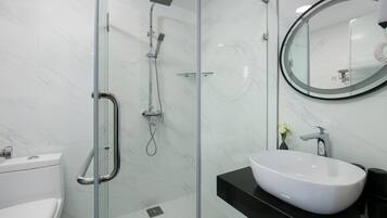 Shower, rainfall showerhead, free toiletries, hair dryer