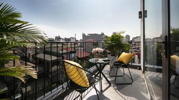 Honeymoon Room | In-room safe, desk, laptop workspace, blackout drapes