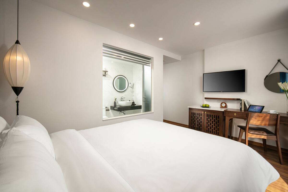 Honeymoon Room | In-room safe, desk, laptop workspace, blackout drapes