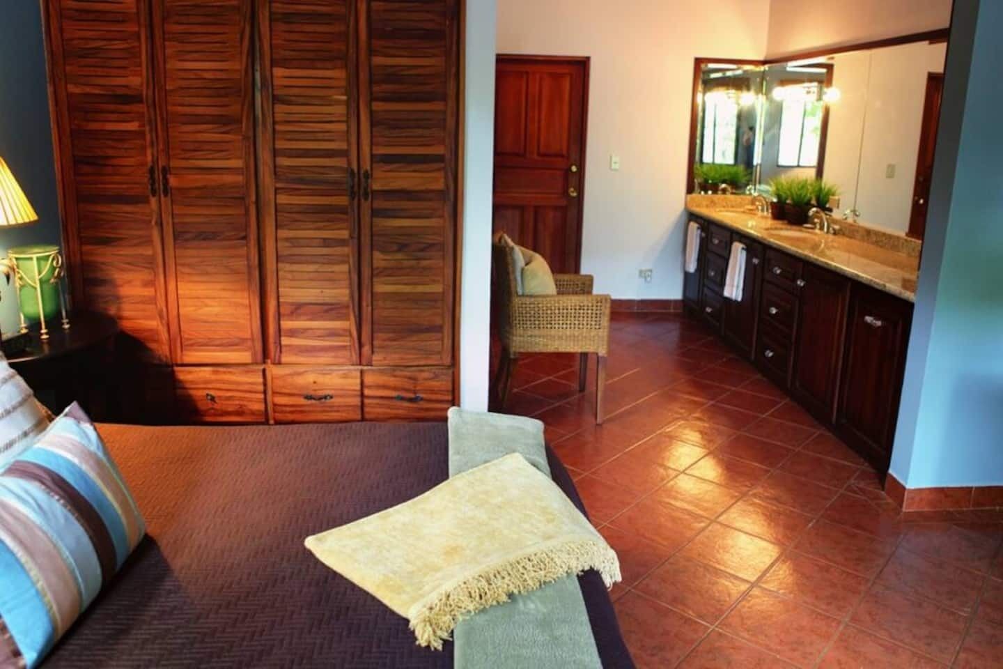 4 chambres, bureau, fer et planche à repasser, lit parapluie