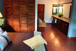 4 Schlafzimmer, Schreibtisch, Bügeleisen/Bügelbrett, Reisekinderbett