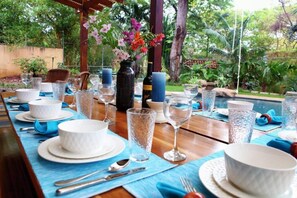 Outdoor dining - Casa Colorado is the perfect blend of luxury and privacy. (Tamarindo)