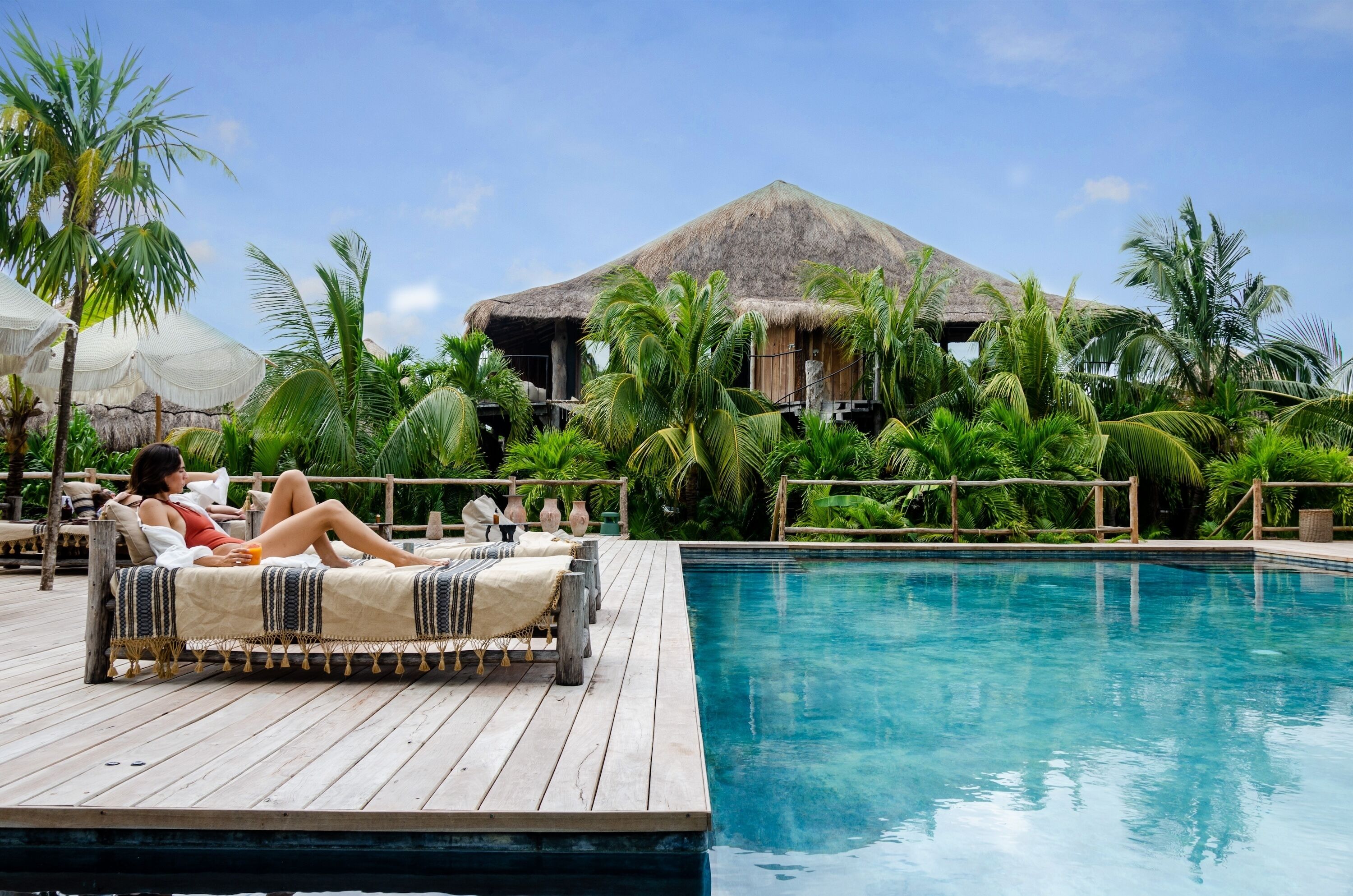 Una piscina al aire libre